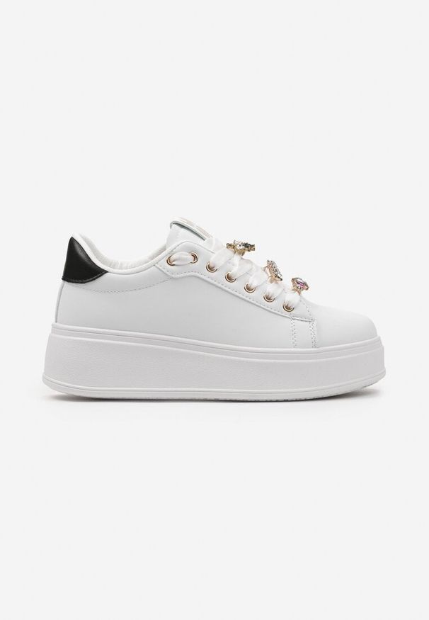 Born2be - Biało-Czarne Sneakersy z Platformą i Odpinanymi Biżuteryjnymi Aplikacjami na Sznurówkach Nasuumi. Okazja: na co dzień. Nosek buta: okrągły. Zapięcie: sznurówki. Kolor: biały. Materiał: jeans. Wzór: aplikacja. Obcas: na platformie