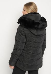 Born2be - Czarna Taliowana Kurtka z Pikowanymi Przeszyciami i Kapturem z Futrem Acindria. Okazja: na co dzień. Kolekcja: plus size. Kolor: czarny. Materiał: futro. Styl: casual #6