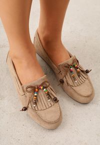 Renee - Beżowe Mokasyny VICES z Imitacji Zamszu z Kokardką Kolorowymi Koralikami i Skórzaną Wkładką Nenden. Okazja: na co dzień. Kolor: beżowy. Materiał: skóra, zamsz. Wzór: kolorowy. Styl: casual, elegancki #3