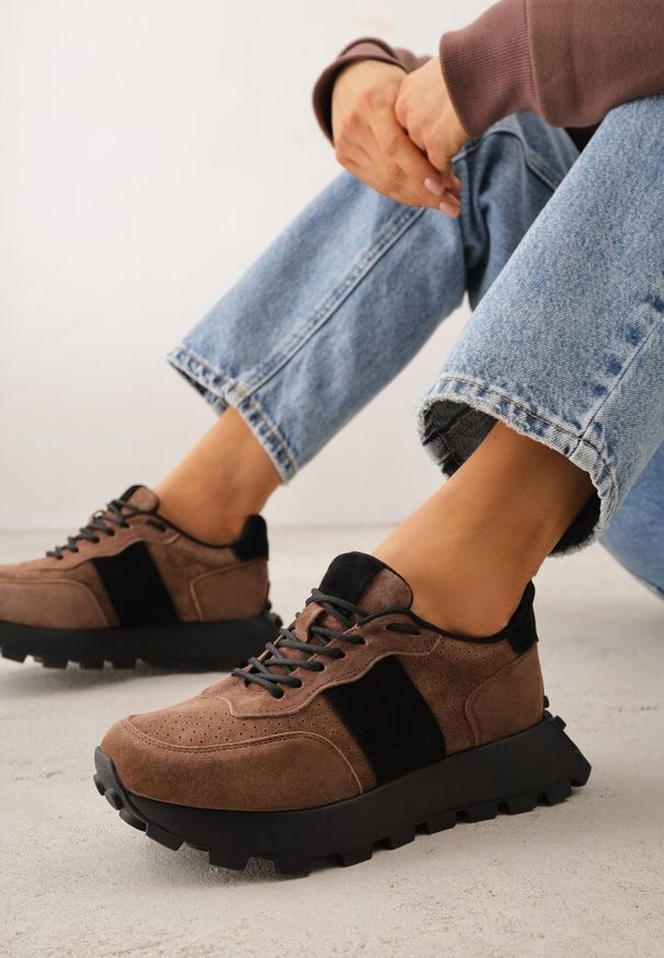 Renee - Ciemnobrązowe Zamszowe Sneakersy na Podeszwie Chunky z Perforowaną Cholewką Cezarlina. Okazja: na co dzień. Kolor: brązowy. Materiał: zamsz. Szerokość cholewki: normalna