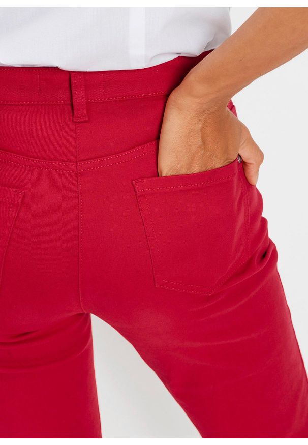 bonprix - Spodnie ze stretchem 7/8. Kolor: czerwony. Materiał: materiał