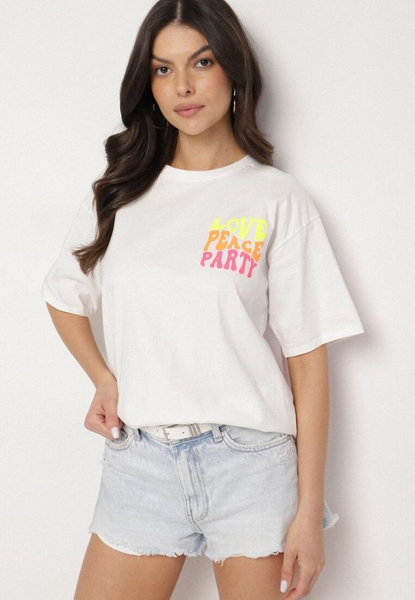 Born2be - Biały Bawełniany T-shirt Ozdobiony Nadrukiem Odalva. Okazja: na spacer, na co dzień. Kolor: biały. Materiał: bawełna. Wzór: aplikacja, nadruk. Sezon: lato. Styl: klasyczny, casual