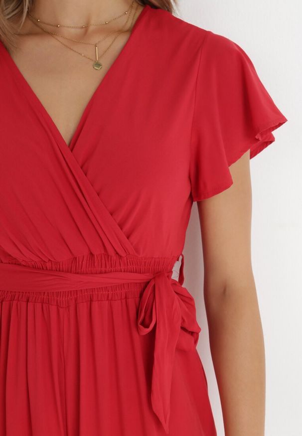 Born2be - Czerwony Kombinezon z Wiskozy Cephinous. Okazja: na co dzień. Kolor: czerwony. Materiał: wiskoza. Długość rękawa: krótki rękaw. Długość: krótkie. Wzór: jednolity. Sezon: lato. Styl: casual