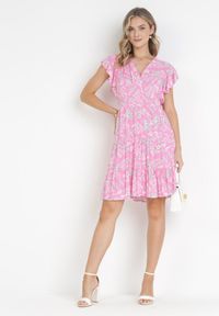 Born2be - Różowa Sukienka Rozkloszowana z Falbankami Pillia. Typ kołnierza: kołnierz z falbankami. Kolor: różowy. Typ sukienki: kopertowe. Długość: mini #2