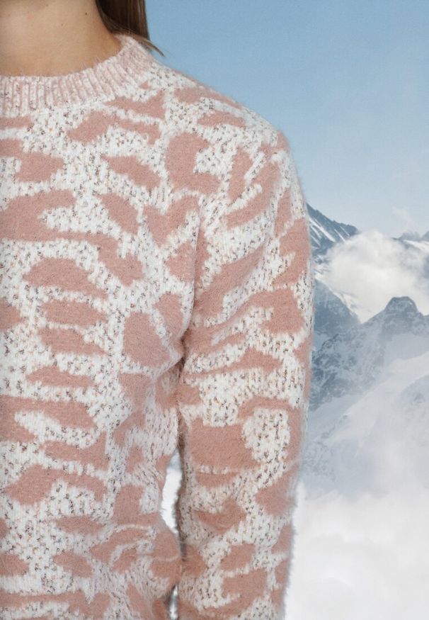 Born2be - Ciemnoróżowy Sweter z Wełną o Klasycznym Kroju Zdobiony Wzorem w Cętki Zinarisa. Kolor: różowy. Materiał: wełna. Wzór: aplikacja. Sezon: zima. Styl: klasyczny