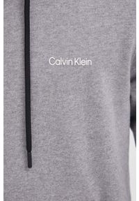 Calvin Klein Bluza męska kolor szary z kapturem gładka. Okazja: na co dzień. Typ kołnierza: kaptur. Kolor: szary. Materiał: dzianina. Wzór: gładki. Styl: casual #3