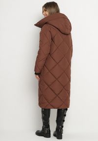 Born2be - Brązowa Kurtka z Geometrycznym Pikowaniem Johnatta. Kolor: brązowy. Wzór: geometria #4