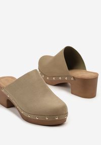 Born2be - Zielone Klapki Mule w Stylu Drewniaków z Nitami na Słupkowym Obcasie Glerra. Nosek buta: okrągły. Kolor: zielony. Sezon: lato. Obcas: na obcasie. Styl: klasyczny. Wysokość obcasa: średni