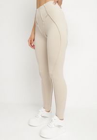 Born2be - Beżowy Komplet Sportowy z Ozdobnymi Przeszyciami Legginsy i Top na Ramiączkach Filinella. Kolor: beżowy. Materiał: skóra #3