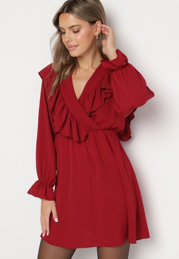 Born2be - Bordowa Rozkloszowana Sukienka o Kopertowym Kroju z Falbankami Celonara. Okazja: na imprezę. Typ kołnierza: kołnierz z falbankami. Kolor: czerwony. Typ sukienki: kopertowe. Styl: elegancki
