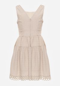 Born2be - Beżowa Taliowana Sukienka Mini z Ozdobną Koronką Veronisa. Okazja: na co dzień, na spacer. Kolor: beżowy. Materiał: koronka. Wzór: koronka. Styl: wakacyjny, casual. Długość: mini #5