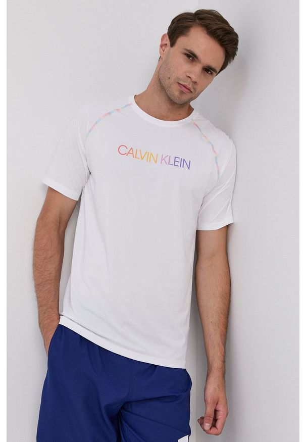 Calvin Klein Performance - T-shirt. Okazja: na co dzień. Kolor: biały. Wzór: nadruk. Styl: casual