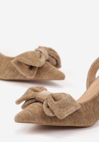 Renee - Ciemnobeżowe Sandały na Szpilce Slingback z Kokardą Sunaiel. Okazja: na co dzień. Kolor: beżowy. Materiał: jeans. Obcas: na szpilce. Styl: casual, elegancki. Wysokość obcasa: średni #3