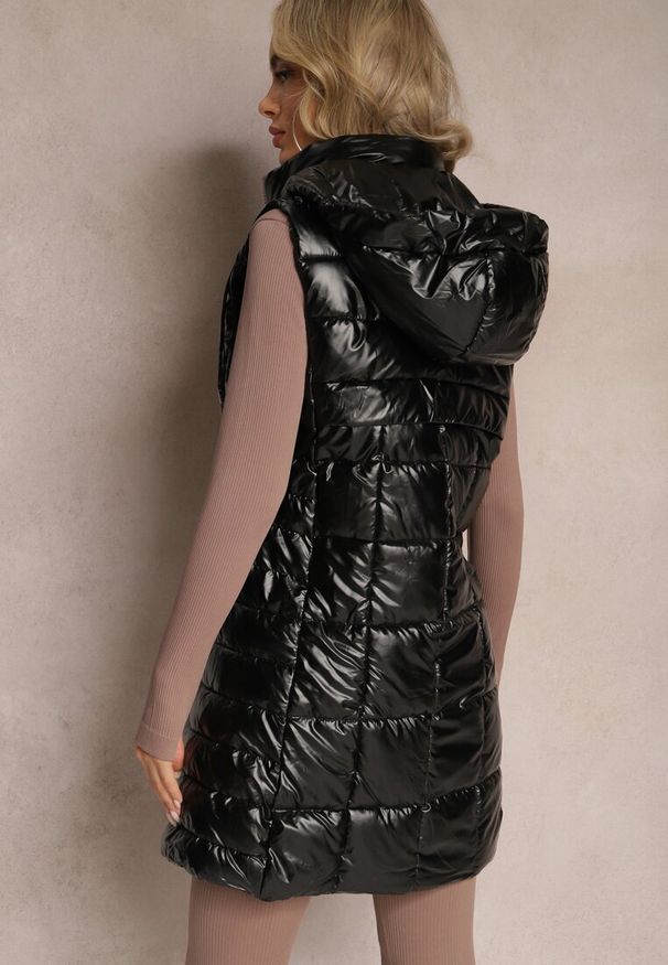 Renee - Czarna Długa Kamizelka Lakierowana z Kapturem i Pikowaniem Suymea. Typ kołnierza: kaptur. Kolor: czarny. Materiał: lakier. Długość rękawa: bez rękawów. Długość: długie. Styl: klasyczny