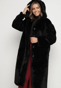 Born2be - Czarny Płaszcz Pluszowy z Kapturem Zereta. Okazja: na co dzień, na imprezę. Typ kołnierza: kaptur. Kolor: czarny. Materiał: jeans. Długość rękawa: długi rękaw. Długość: długie. Sezon: jesień, wiosna. Styl: casual, elegancki #1