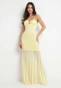Born2be - Żółta Sukienka na Ramiączkach z Wiskozą Zdobiona Aplikacją i Siateczką Savaleira. Okazja: na co dzień. Typ kołnierza: dekolt w kształcie V. Kolor: żółty. Materiał: wiskoza. Długość rękawa: na ramiączkach. Wzór: aplikacja. Styl: casual, elegancki, klasyczny #1