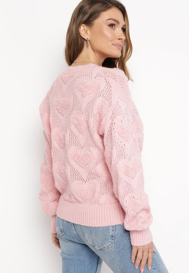 Born2be - Różowy Sweter w Serca o Klasycznym Fasonie ze Ściągaczami Biriet. Kolor: różowy. Materiał: wełna, bawełna. Styl: klasyczny