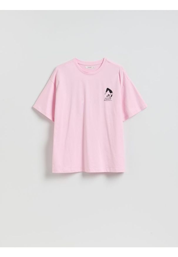 Reserved - Luźny t-shirt z nadrukiem - pastelowy róż. Kolor: różowy. Materiał: dzianina, bawełna. Wzór: nadruk