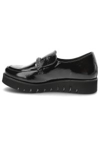 Czarne Półbuty Armodo Eleganckie Buty Damskie. Okazja: na spacer, na spotkanie biznesowe. Zapięcie: pasek. Kolor: czarny. Materiał: lakier, skóra. Wzór: aplikacja. Obcas: na platformie. Styl: elegancki #4