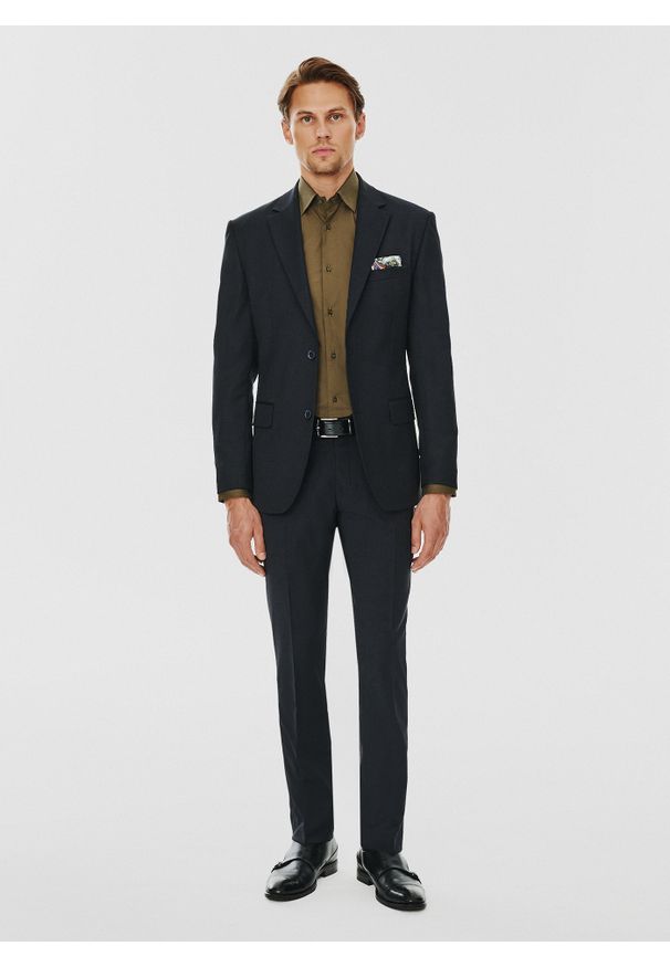 Pako Lorente - PAKO LORENTE – Marynarka garniturowa w kolorze granatowym. Okazja: na wesele, na ślub cywilny, na spotkanie biznesowe. Kolor: niebieski. Materiał: wełna, lycra. Wzór: gładki. Styl: biznesowy, młodzieżowy