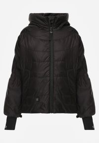 Born2be - Czarna Przejściowa Kurtka Pikowana z Kapturem i Napisami na Rękawach Althone. Okazja: na co dzień. Typ kołnierza: kaptur. Kolor: czarny. Materiał: poliester. Wzór: napisy. Styl: casual #7