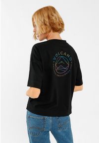 Volcano - Modna koszulka, Comfort Fit, T-TUZ. Okazja: na co dzień. Kolor: czarny. Materiał: prążkowany, bawełna, materiał, jeans, skóra. Długość: krótkie. Wzór: nadruk. Styl: klasyczny, casual #1