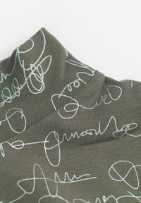 Born2be - Zielona Bluzka z Bawełny w Stylu Longsleeve z Półgolfem w Literowy Nadruk Azelenia. Okazja: na co dzień. Kolor: zielony. Materiał: bawełna. Długość rękawa: długi rękaw. Wzór: nadruk. Styl: casual #3