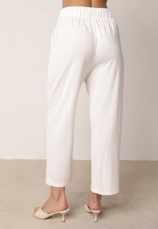 Born2be - Białe Spodnie z Eleganckimi Zakładkami i Nogawkami o Długości 3/4 Dorasea. Okazja: do pracy, na co dzień. Kolekcja: plus size. Kolor: biały. Styl: elegancki