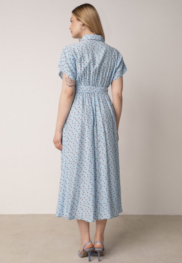 Born2be - Niebieska Koszulowa Sukienka z Wiskozy w Groszki z Wiązanym Paskiem w Talii Heless. Okazja: na co dzień, na spacer. Kolor: niebieski. Materiał: wiskoza. Wzór: grochy. Typ sukienki: koszulowe. Styl: retro, klasyczny, casual