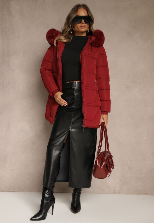 Renee - Bordowa Kurtka z Pikowanymi Przeszyciami i Kapturem z Futrem Anindrie. Okazja: na co dzień, na spacer. Typ kołnierza: kaptur. Kolor: czerwony. Materiał: futro. Styl: casual