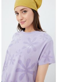 Levi's® - Levi's t-shirt bawełniany kolor fioletowy. Okazja: na spotkanie biznesowe. Kolor: fioletowy. Materiał: bawełna. Długość rękawa: krótki rękaw. Długość: krótkie. Styl: biznesowy