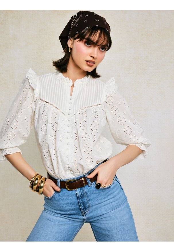 Big-Star - Bluzka damska bawełniana z rękawem 3/4 biała Bohna 100. Okazja: do pracy, na spotkanie biznesowe, na spacer. Typ kołnierza: kołnierzyk stójkowy, kołnierz z falbankami. Kolor: biały. Materiał: bawełna. Wzór: ażurowy, haft, aplikacja. Styl: boho, biznesowy, elegancki