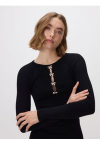 Reserved - Bluzka z ozdobną aplikacją - czarny. Kolor: czarny. Materiał: wiskoza, dzianina, prążkowany. Wzór: aplikacja