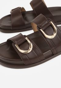 Born2be - Ciemnobrązowe Klapki Ozdobione Dwoma Klamrami Sthosaildy. Okazja: na spacer. Kolor: brązowy. Materiał: satyna. Wzór: aplikacja. Sezon: lato. Styl: elegancki, boho #4