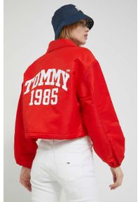 Tommy Jeans kurtka damska kolor czerwony przejściowa. Okazja: na co dzień. Kolor: czerwony. Materiał: poliester, poliamid. Styl: casual #1