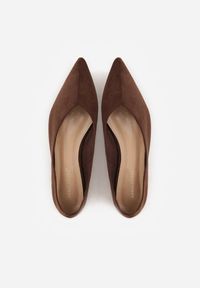 Renee - Brązowe Balerinki z Imitacji Zamszu ze Szpiczastym Noskiem Melikel. Nosek buta: szpiczasty. Kolor: brązowy. Materiał: zamsz #5