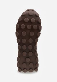 Renee - Ciemnobeżowe Zamszowe Sneakersy na Podeszwie Chunky z Perforowaną Cholewką Cezarlina. Okazja: na co dzień. Kolor: beżowy. Materiał: zamsz. Szerokość cholewki: normalna #6