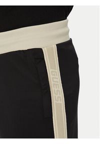 Guess Szorty sportowe Z5YD01 KCRU2 Czarny Regular Fit. Kolor: czarny. Materiał: syntetyk. Styl: sportowy #4