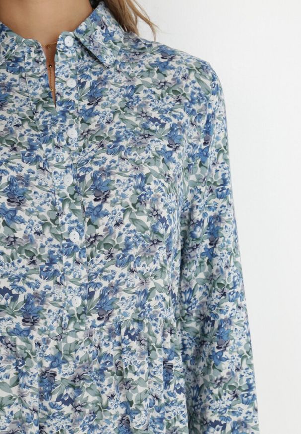 Born2be - Biało-Niebieska Sukienka Caeathe. Kolor: niebieski. Wzór: kwiaty, aplikacja. Typ sukienki: koszulowe. Styl: klasyczny. Długość: mini