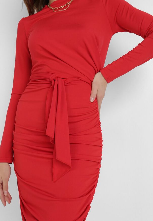 Born2be - Czerwona Sukienka Ocylia. Kolor: czerwony. Materiał: dzianina. Wzór: aplikacja, gładki. Styl: elegancki, klasyczny, wizytowy. Długość: midi