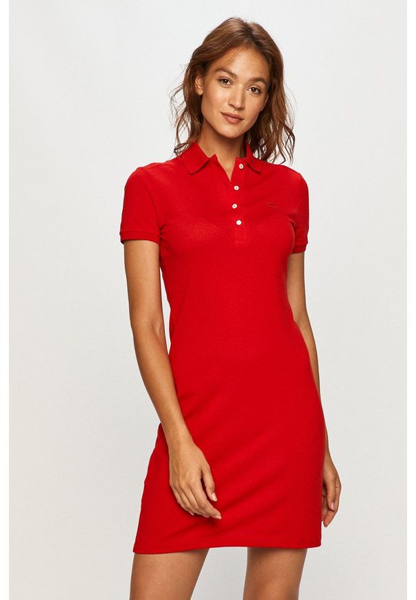 Lacoste Sukienka EF5473 kolor czerwony mini prosta EF5473-001. Kolor: czerwony. Materiał: dzianina. Długość rękawa: krótki rękaw. Typ sukienki: proste. Długość: mini