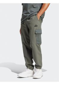 Adidas - adidas Spodnie dresowe City Escape Premium IN3699 Zielony Regular Fit. Kolor: zielony. Materiał: syntetyk