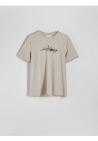 Reserved - T-shirt regular z nadrukiem - beżowy. Kolor: beżowy. Materiał: bawełna. Wzór: nadruk