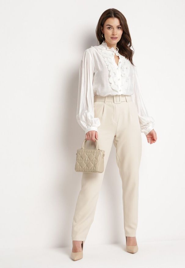 Born2be - Biała Koszula Retro z Falbankami i Perełkami Przy Dekolcie i Guzikach Nimue. Typ kołnierza: kołnierz z falbankami. Kolor: biały. Styl: retro