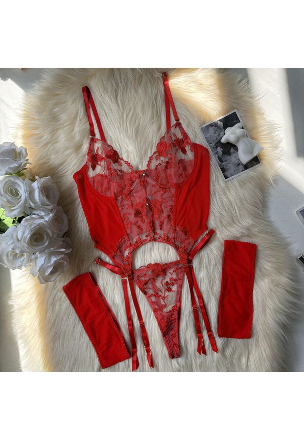 Intica - Komplet bielizny z kwiatowym haftem na romantyczne wieczory Gayane. Kolor: czerwony. Materiał: materiał. Wzór: kwiaty, haft