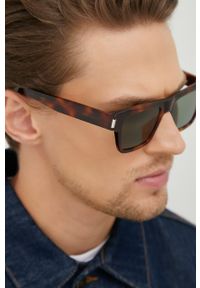 SAINT LAURENT - Saint Laurent okulary przeciwsłoneczne męskie kolor brązowy. Kształt: prostokątne. Kolor: brązowy. Wzór: geometria #3