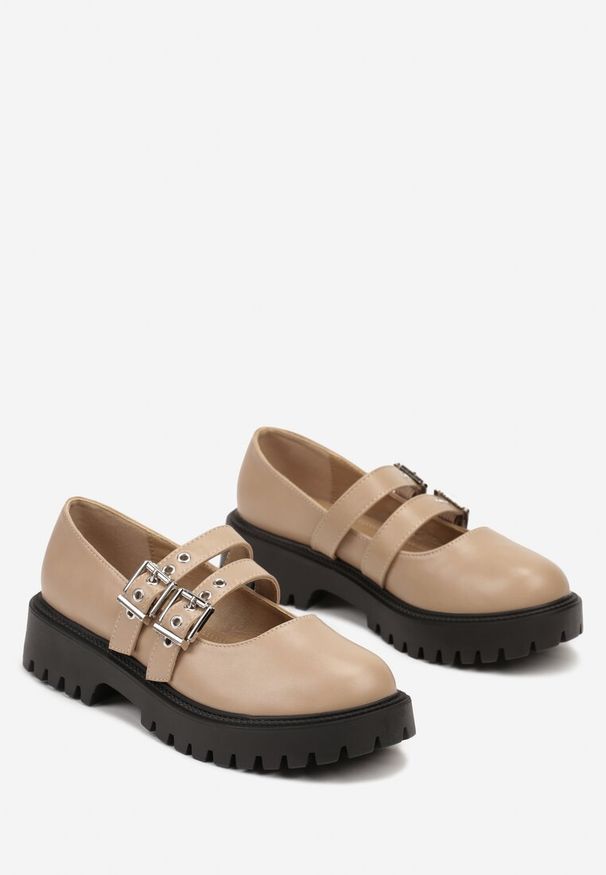 Renee - Ciemnobeżowe Półbuty na Płaskiej Podeszwie Wykończone Sprzączkami Mevitha. Okazja: na co dzień. Zapięcie: sprzączka. Kolor: beżowy. Materiał: jeans. Obcas: na płaskiej podeszwie. Styl: casual, elegancki, klasyczny