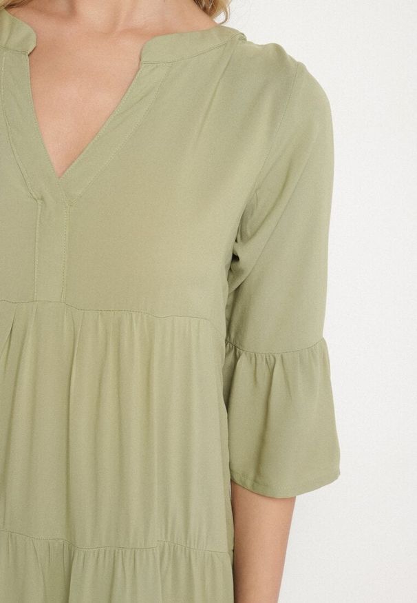 Born2be - Zielona Rozkloszowana Sukienka z Wiskozy z Falbanami Izleia. Okazja: na co dzień. Kolor: zielony. Materiał: wiskoza. Styl: casual, elegancki