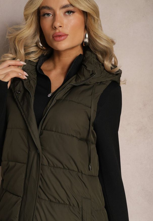 Renee - Ciemnozielona Pikowana Kamizelka Bezrękawnik o Przedłużonym Fasonie z Kapturem Tawari. Typ kołnierza: kaptur. Kolor: zielony. Materiał: zamsz, dzianina. Długość rękawa: bez rękawów