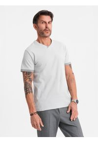 Ombre Clothing - T-shirt męski z kontrastowymi wstawkami i dekoltem w serek – jasnoszary V4 OM-TSCT-0198 - XXL. Okazja: na co dzień. Typ kołnierza: dekolt w serek. Kolor: szary. Materiał: dzianina, materiał, bawełna. Długość: krótkie. Styl: sportowy, casual #5